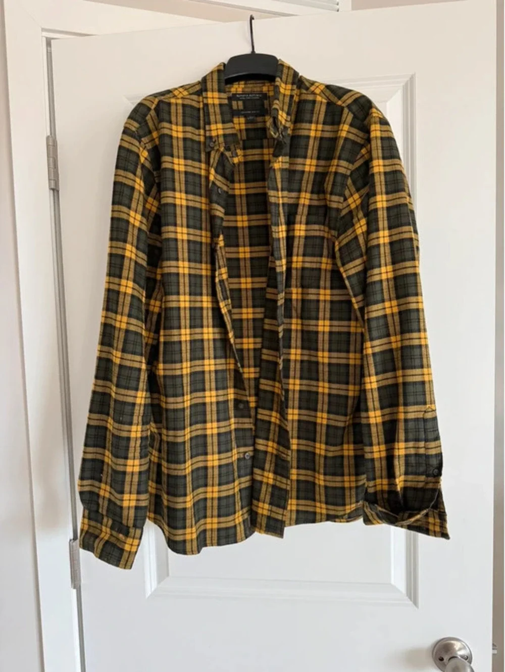 Men’s plaid button up shirt